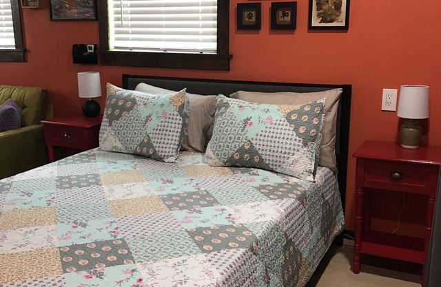 Cozy Efficiency Studio/B near DownTown