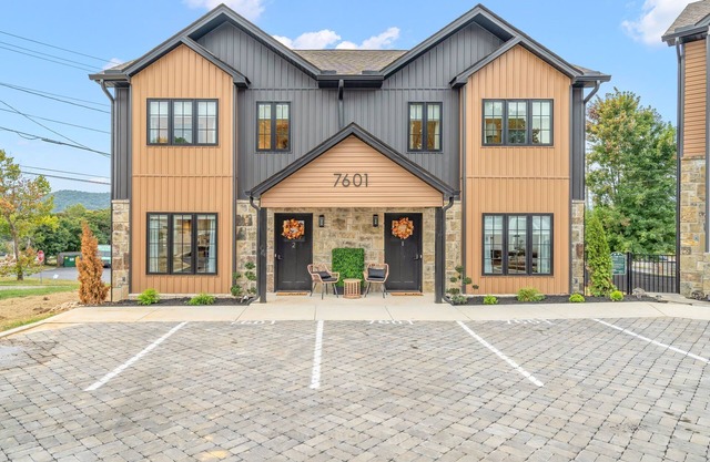 Cozy, Elegant 3 Bedroom Townhouse with Romantic Vibe