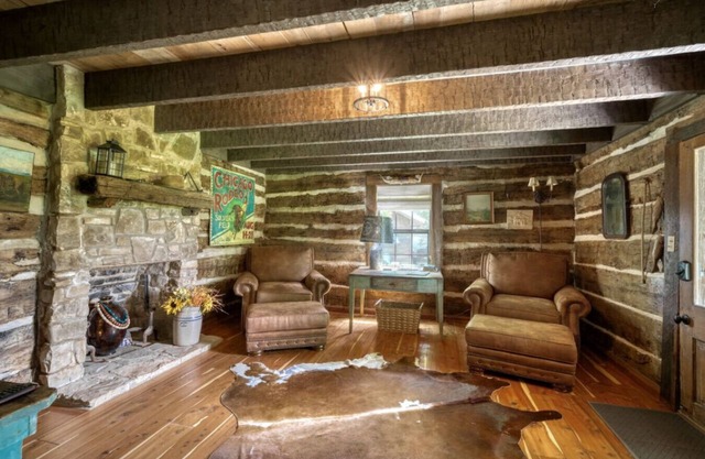 Cozy & enchanting historical cabin in Round Top!