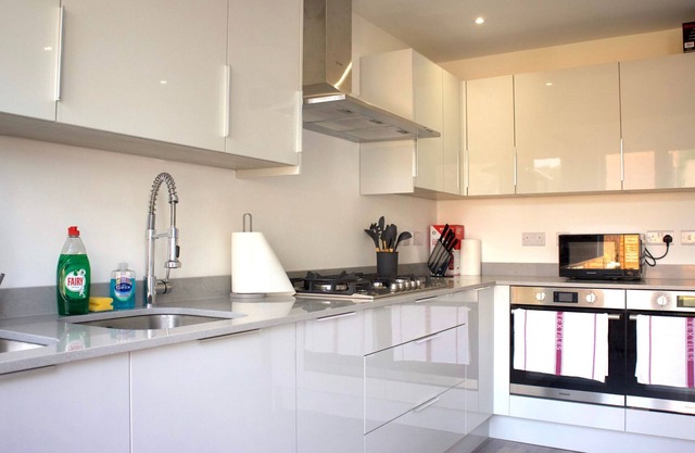 Cozy ensuite Family room | The Coppice-Rm 4