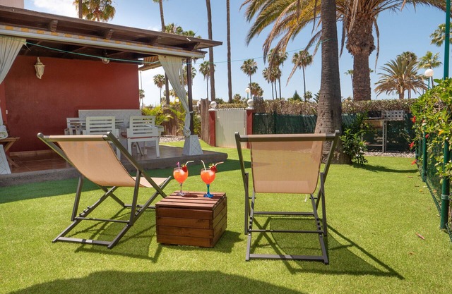 Cozy bungalow with large terrace overlooking the pool