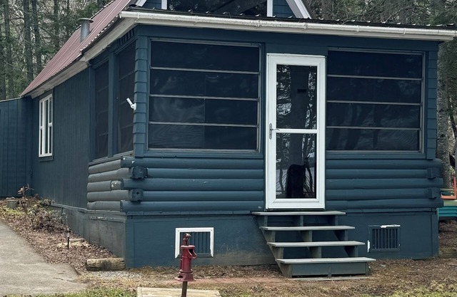 Cozy escape in Portage Lake. Sleeps up to ten people!