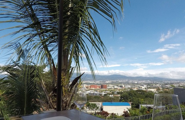 Cozy Escazú Apartment with great view & location