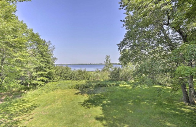 Cozy Expansive Lakefront Getaway with Spacious Deck!