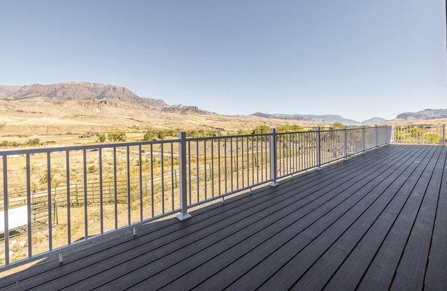 Cozy Fall Getaway in Wapiti Hot tub, Views, Dogs