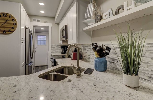 Cozy, Family Friendly,Oriented, close to Coligny Plaza, short walk to beach