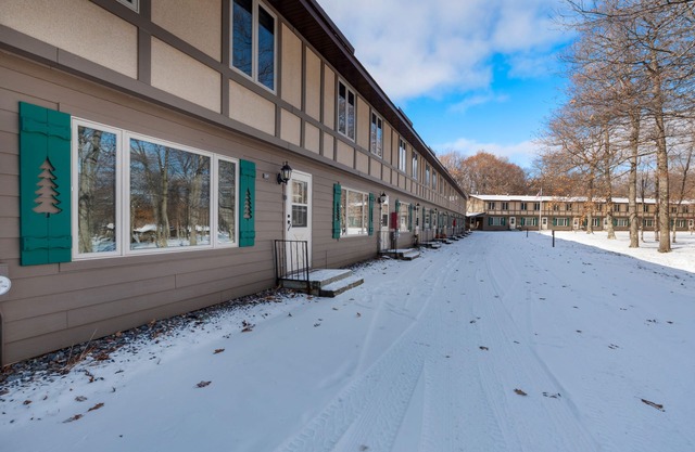 Cozy, family-friendly, riverview condo w/a furnished patio & gas fireplace