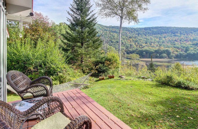 Cozy Family-friendly Cabin with Amazing Lake Views & Deck - Close to Slopes