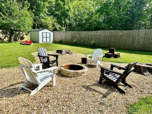 Cozy Family-Friendly home w/fenced-in backyard