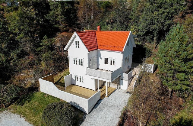 Cozy, family-friendly house - 15 minutes' drive from Leirvik – hot tub