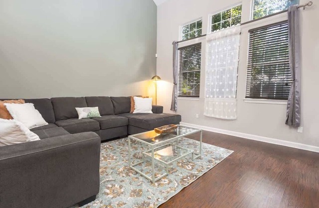 Cozy Family Home Downtown-KingBed-Free Parking-Central