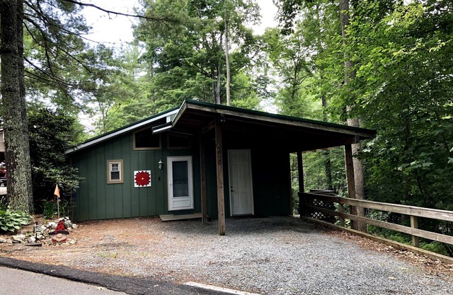 Cozy Family Mountain Retreat, Dog Friendly!