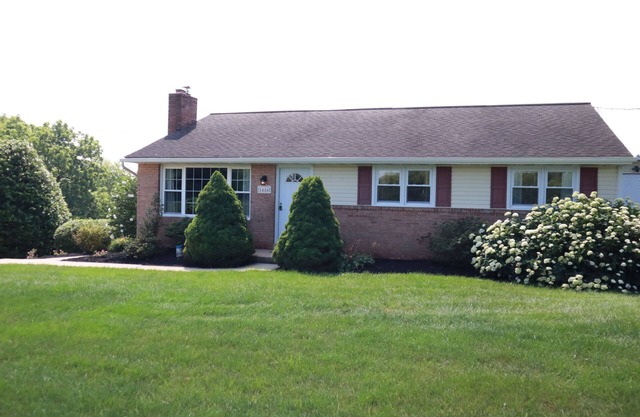 Cozy Family Sized Cottage in the Country! 15 minutes to Lancaster City!