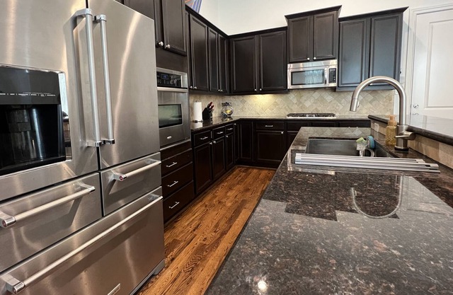 Cozy family-sized townhouse - 5 minutes to NRG stadium!