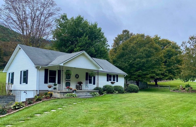 Cozy Farmhouse 🤍 Children's playhouse 🤍 Firepit and Stream you can fish in