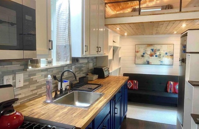 🏡Cozy Farmhouse Tiny Home in Backyard Pool Oasis🌻