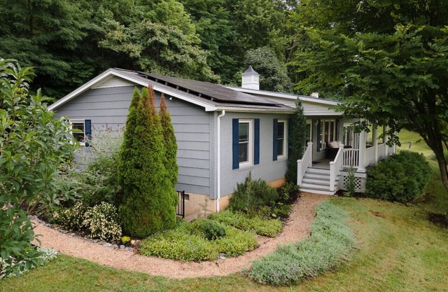 Cozy farmhouse w/mountain views, near W&L, VMI