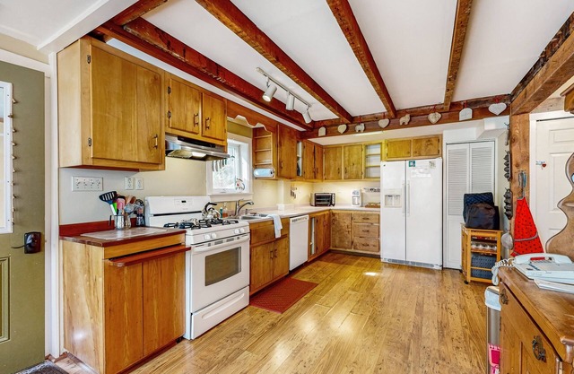 Cozy farmhouse w/TV, wifi, w/d, dvd player, kitchen, board games