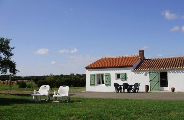 Cozy Farmhouse with Private Pond, Terrace, and Ultralight Airstrip Nearby