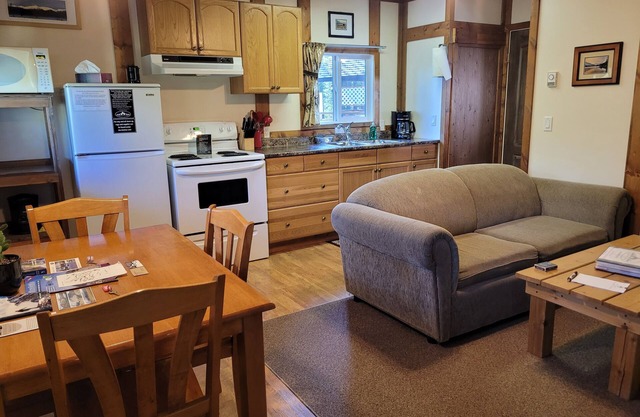 Cozy Fireside Cottage - The Rock