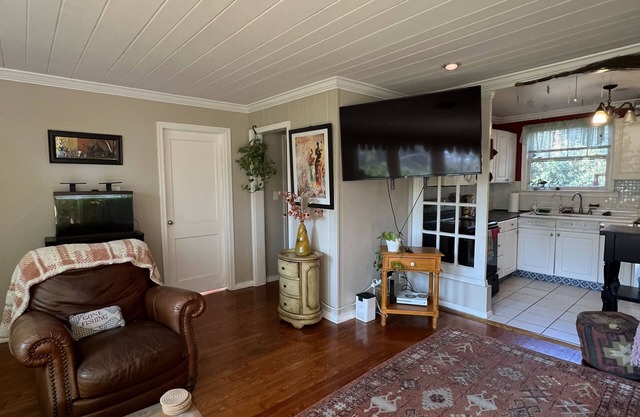 Cozy Florida cottage- 2 miles to downtown Sarasota, 4 miles to siesta key beach!