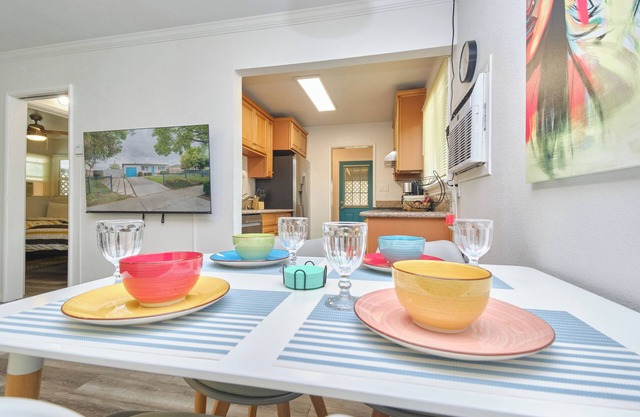 Cozy Folksy Home Close to Grocery Stores and Restaurants