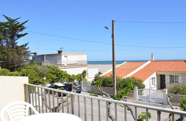 Cozy 2-Bedroom Beachside Apartment with Balcony - Walk to Shops & Beach