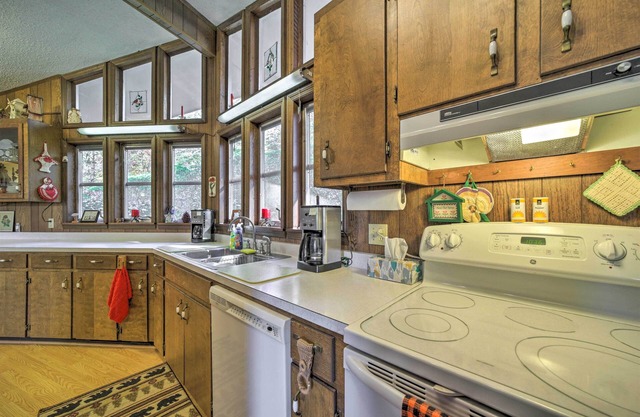 Cozy Franklin Getaway w/Deck, Mountain Views