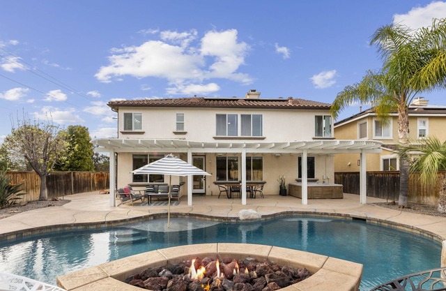 Cozy, fun home full of activities! 6 Min from Wineries ⭐️ Pool & Jacuzzi 🌴!