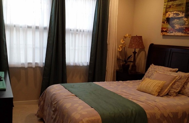 Cozy Furnished Bedroom with Private Hallway Bath in North San Jose 北聖何西寬敞整洁大臥室