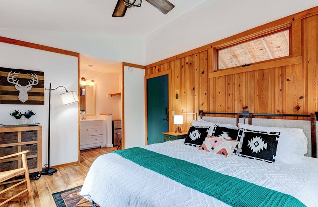 Cozy Furry Lodge King Suite w/King Bed, Coffee Maker, Microwave & Mini Fridge