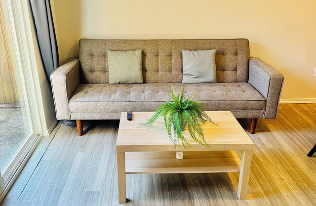 Cozy Garden 2 bedrooms Suite in welcoming North Vancouver with WiFi