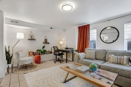 Cozy Garden Apartment in Chicago