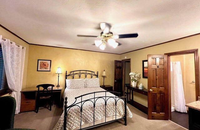 Cozy Garden Retreat at The Mount Vernon Inn/Cooked To Order Breakfast Included