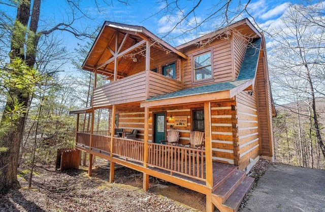 Cozy Gatlinburg Cabin – Private Hideaway with Hot Tub, Arcade & Scenic Views