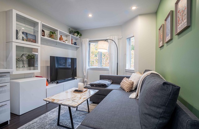 Cozy Gem in Historic Gastown
