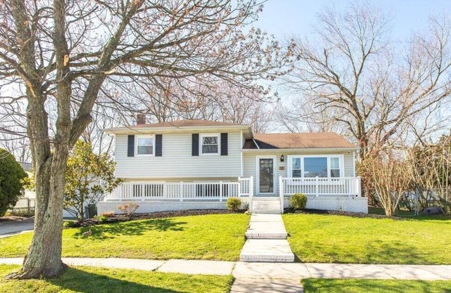 Cozy Getaway- 5 min drive to beach/pet friendly