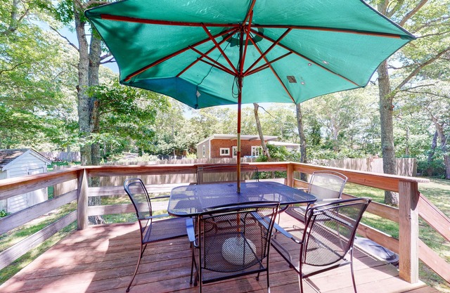 Cozy getaway in a central location w/a full kitchen & furnished deck