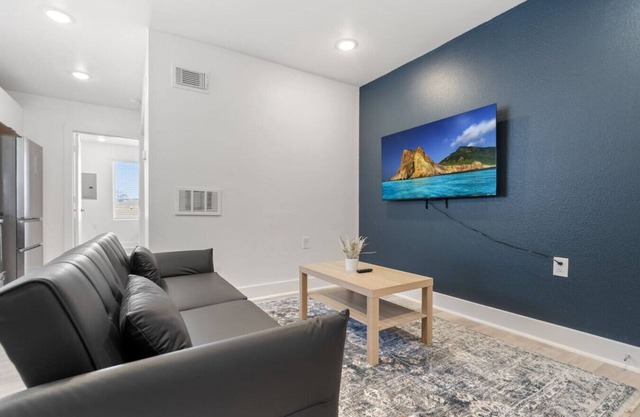 Cozy Getaway in Downtown with Free Parking