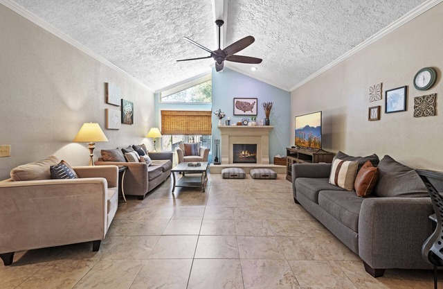 Cozy Getaway w/Private Hot Tub near IAH
