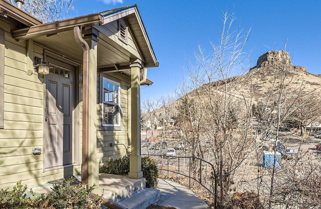 Cozy Golden home only one block from all the action, walk to everything!