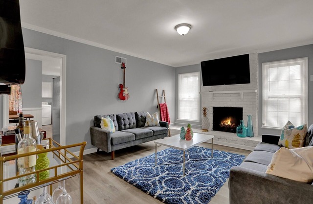 Cozy Graceland Hot Tub Retreat 3BD/2Bath 🎶🎸