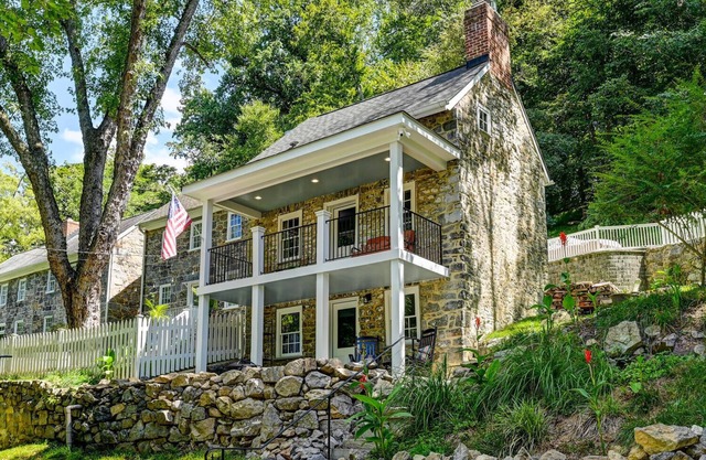 Cozy granite home in walking distance to Old Ellicott City