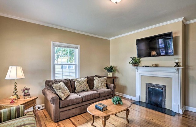 Cozy Greenville Bungalow about 2 Mi to Downtown!