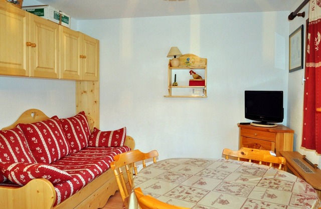 Cozy Ground Floor Studio for 4 with Balcony in Peaceful Area - Near Ski Slopes!