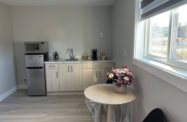 Cozy Guest Room in Nanaimo, BCnLicense # 5033162, Registration # H739112418