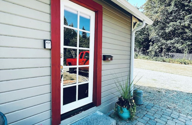 Cozy Guesthouse with WIFI, quiet and secure location w/1hr drive to Mt. Rainer