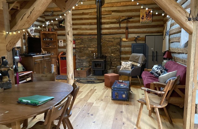 Cozy hand-built cabin in the heart of wine country, near mountains and Mayberry