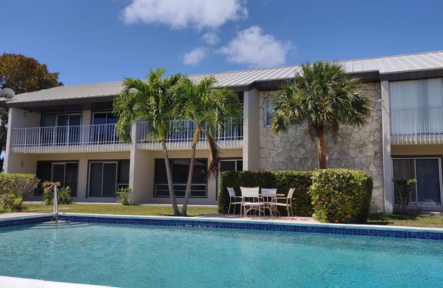 Cozy Hideaway — 10min walk to the best beach in Freeport Bahamas!