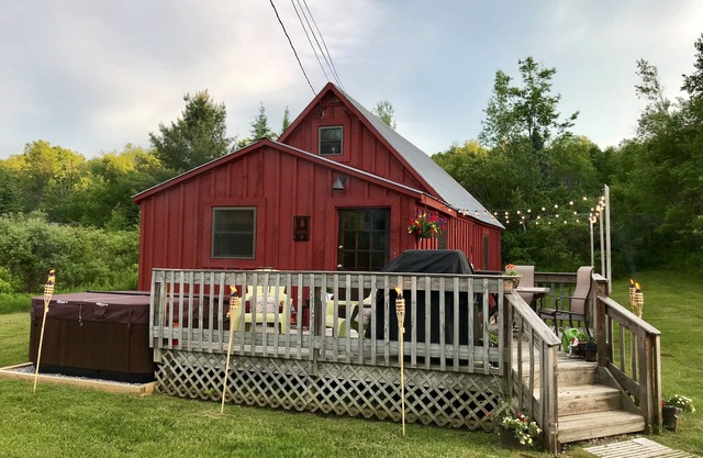 Cozy Hideaway near Ludlow/Okemo. HOT TUB!